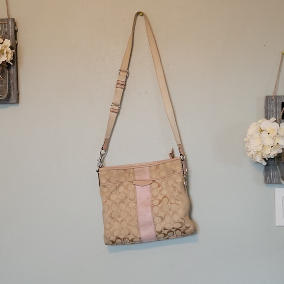 Coach Handbags - Beige and light pink Coach messenger bag 🙋🏾‍♀️